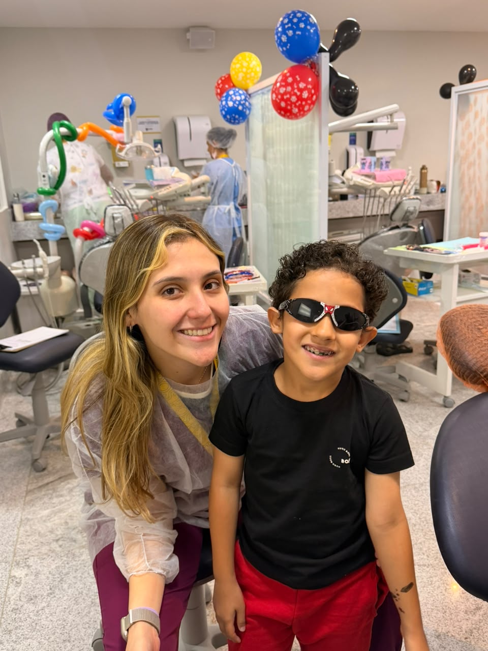 Dra. Bruna e paciente sorrindo